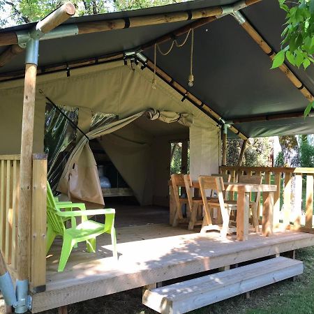 ホテル Camping Le Mondou Saint-Julien-de-Lampon エクステリア 写真