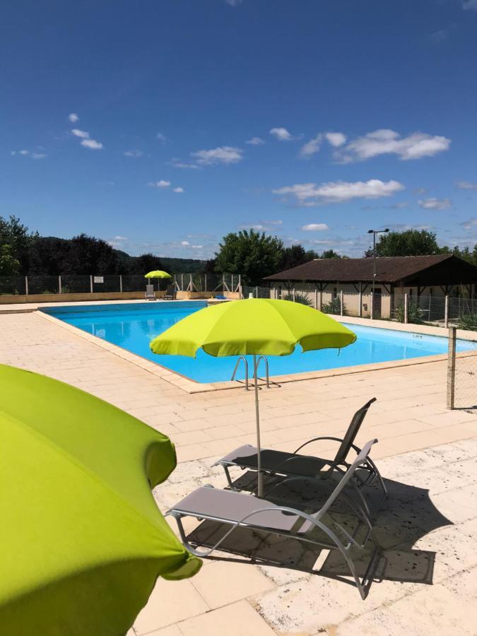 ホテル Camping Le Mondou Saint-Julien-de-Lampon エクステリア 写真