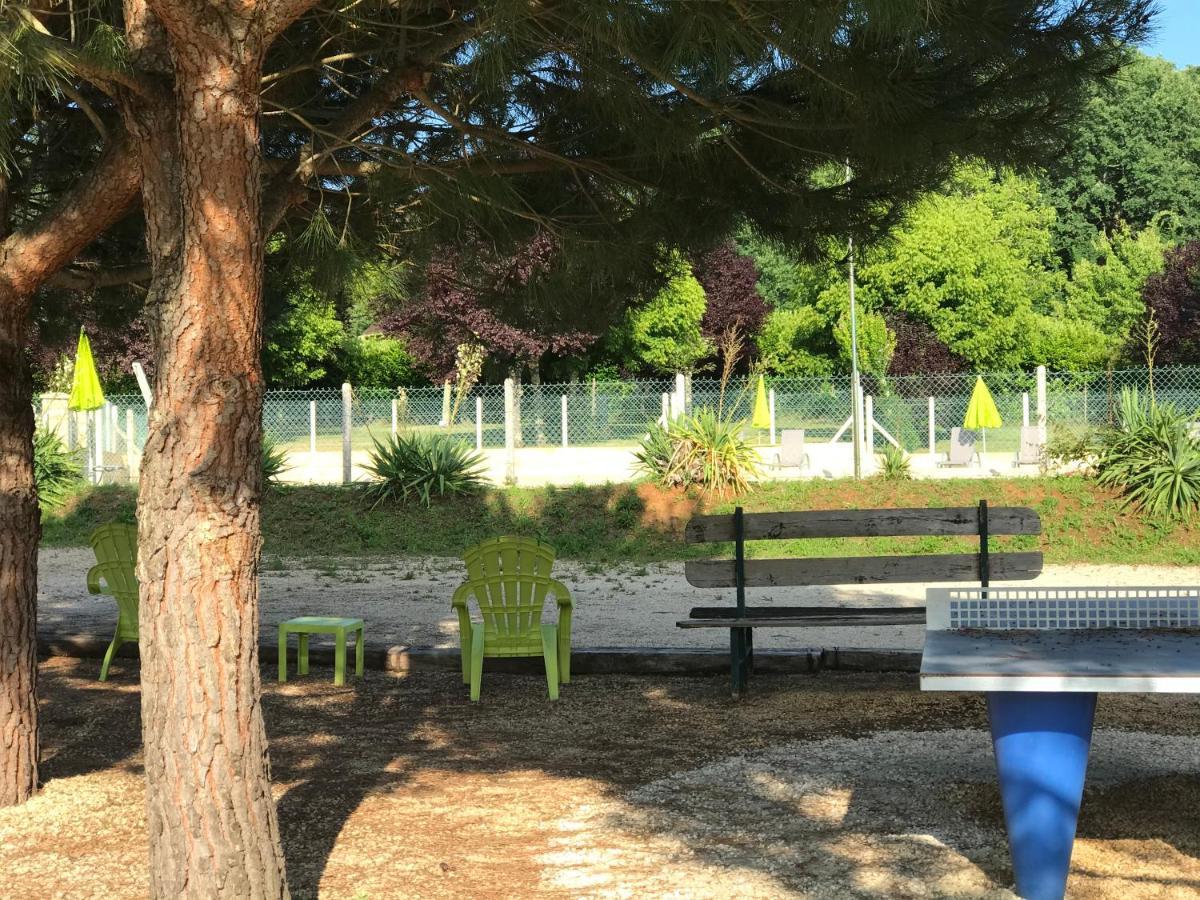 ホテル Camping Le Mondou Saint-Julien-de-Lampon エクステリア 写真