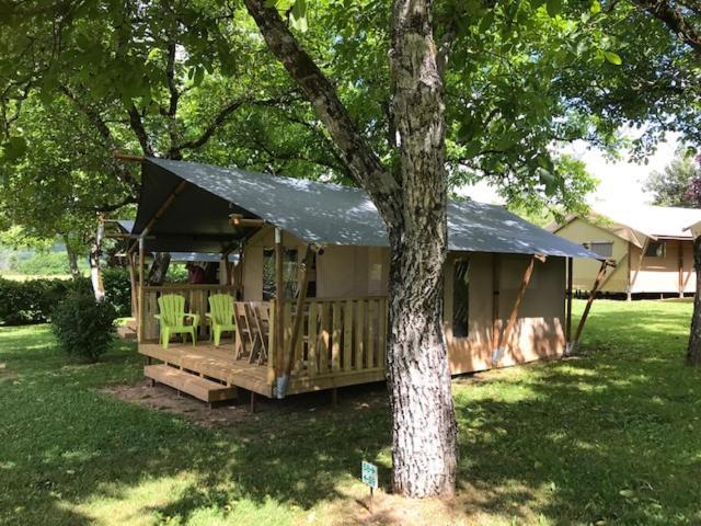 ホテル Camping Le Mondou Saint-Julien-de-Lampon エクステリア 写真